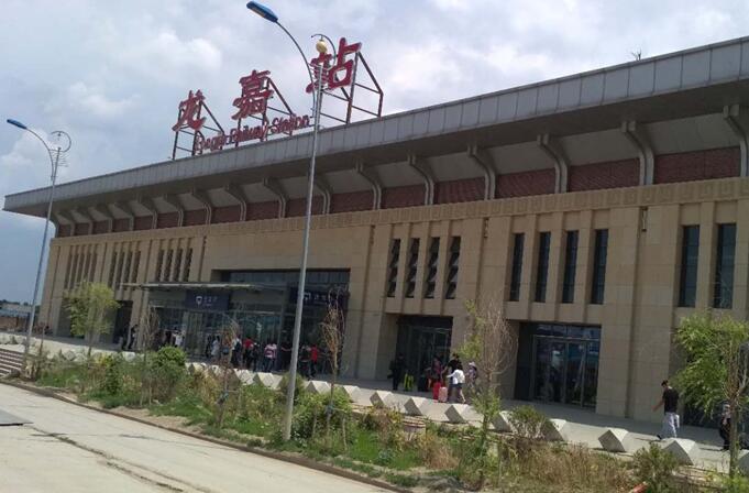 长春龙嘉机场站灯箱广告