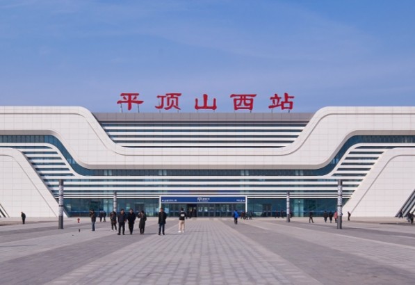 平顶山西站高铁灯箱广告